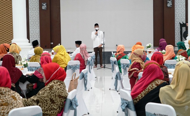Walikota Bukittinggi H. Erman Safar bersama Ketua TP PKK Ny. Fiona Erman Safar menggelar silaturahmi dan buka puasa bersama Gabungan Organisasi Wanita (GOW) Kota Bukittinggi yang bertempat di Balairung rumah dinas Walikota jalan Perwira Belakang Balok Buk